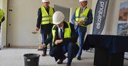 Wmurowali kamień węgielny pod budowę żłobka w Kębłowie. Kiedy placówka otworzy swe progi?