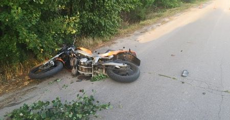 Motocyklista uderzył w dwa drzewa. 44-latek zginął na miejscu