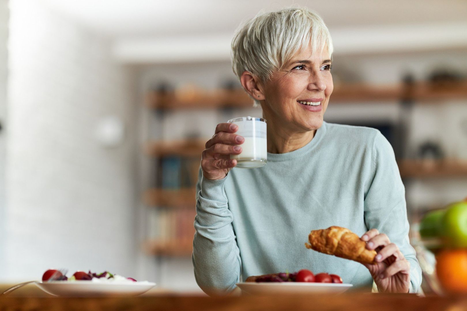Kefir to zdrowa przekąska nie tylko dla jelit, ale i dla mózgu. Może pomóc w leczeniu choroby Alzheimera. Wystarczy jeść niedużą ilość codziennie.