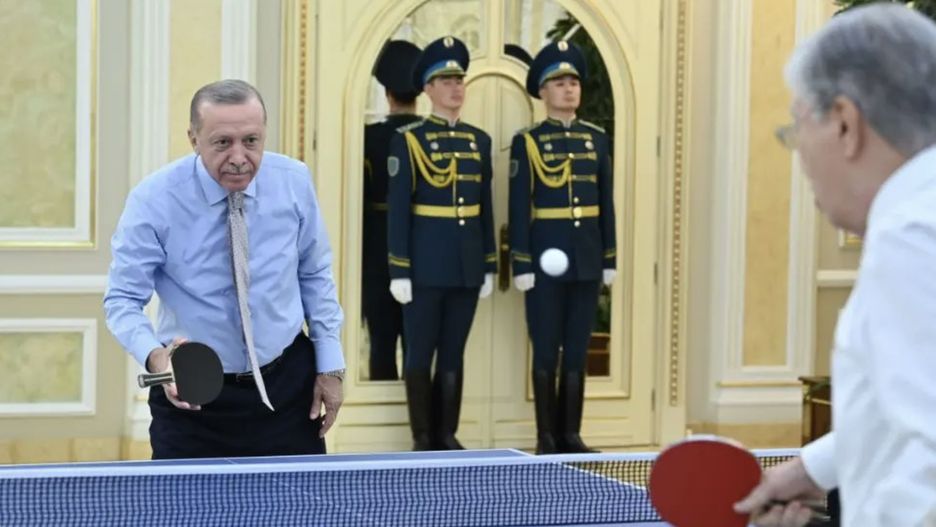 Prezydenci Turcji i Kazachstanu z pasją oddają się grze w tenisa stołowego