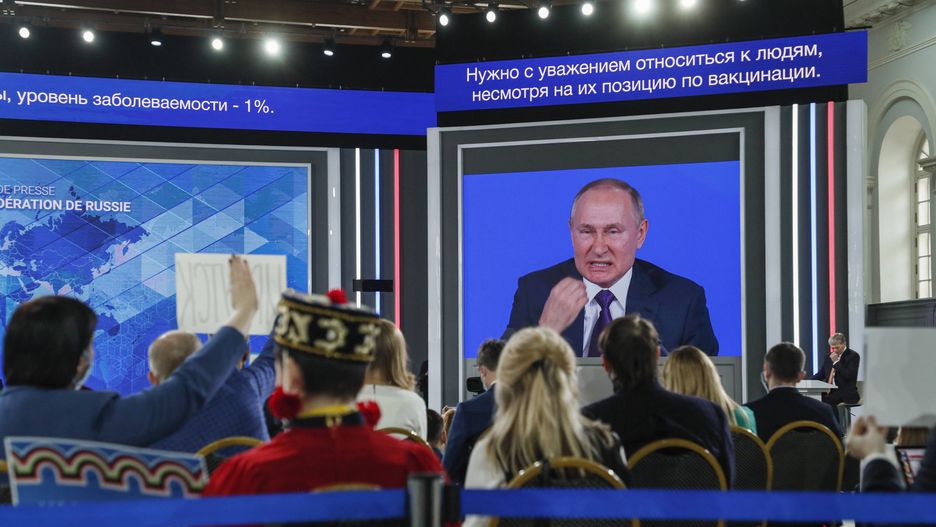 Russian President Vladimir Putin's annual big news conference
epa09654797 The screen shows Russian President Vladimir Putin answering a question during his annual life-broadcasted news conference with Russian federal, regional, and foreign media at the Moscow Manege in Moscow, Russia, 23 December 2021. The President's Big Press Conference is an annual event that has been held since 2001. This year, the number of journalists was limited to 507 due to coronavirus.  EPA/YURI KOCHETKOV 
Dostawca: PAP/EPA.
YURI KOCHETKOV
