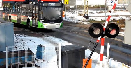 Kierowca autobusu wjechał na przejazd na czerwonym świetle. PKP PLK: „Materiał z monitoringu zostanie przekazany policji” [WIDEO]