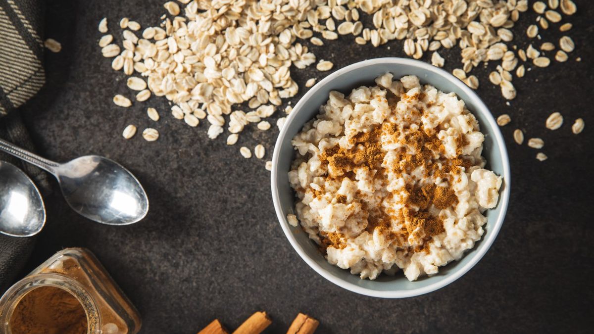 Owsianka na odporność może zawierać zdrowe przyprawy takie jak cynamon.