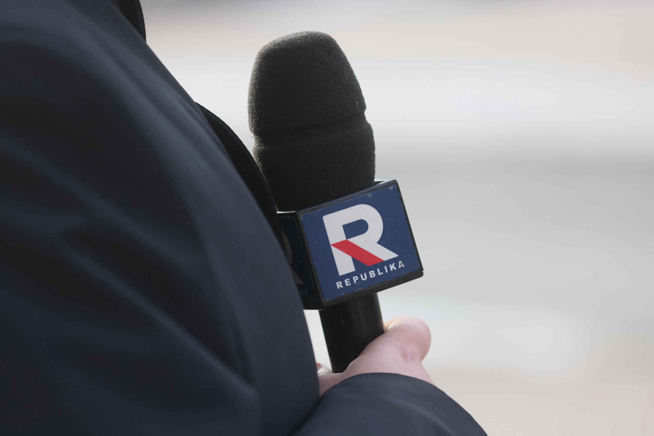 reporter TV Republika
Leszek Szyma�ski
budynek, dziennikarz, kosstka, mikrofon, mikrofonowa, nak�adka, prokuratura, prokuratura krajowa, reporter, siedziba, Telewizja Republika