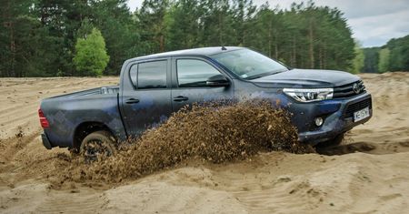 Pojechałem toyotą proace na poligon, by sprawdzić Hiluxa. Na trasach Baja Poland pokazał, co potrafi