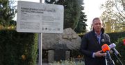 Szczecinek: Przy pomniku amerykańskich lotników stanęła tablica. Wyjaśnia, kto spoczywa w mogile
