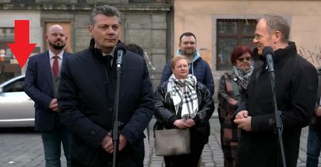 Incydent na konferencji. Kierowca do Tuska: "Łobuzie ty!"
