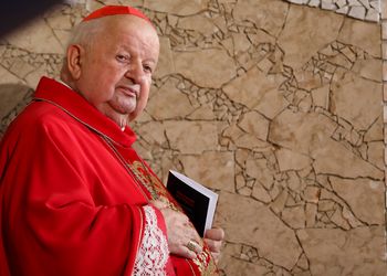 Kard. Dziwisz nie stawił się w sądzie. Chce, by już go nie wzywano