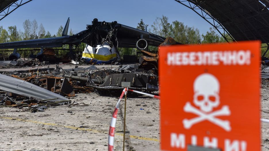 A picture taken during a trip organized by Ukrainian interior ministry shows a waarning signl during demining works at the Gostomel airfield near Kyiv (Kiev), Ukraine, 05 May 2022. On 24 February, Russian troops had entered Ukrainian territory in what the Russian president declared a 'special military operation', resulting in fighting and destruction in the country, a huge flow of refugees, and multiple sanctions against Russia. EPA/OLEG PETRASYUK Dostawca: PAP/EPA.