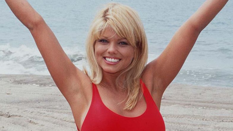 Donna D'Errico ze "Słonecznego Patrolu" kusi w satynowym bikini