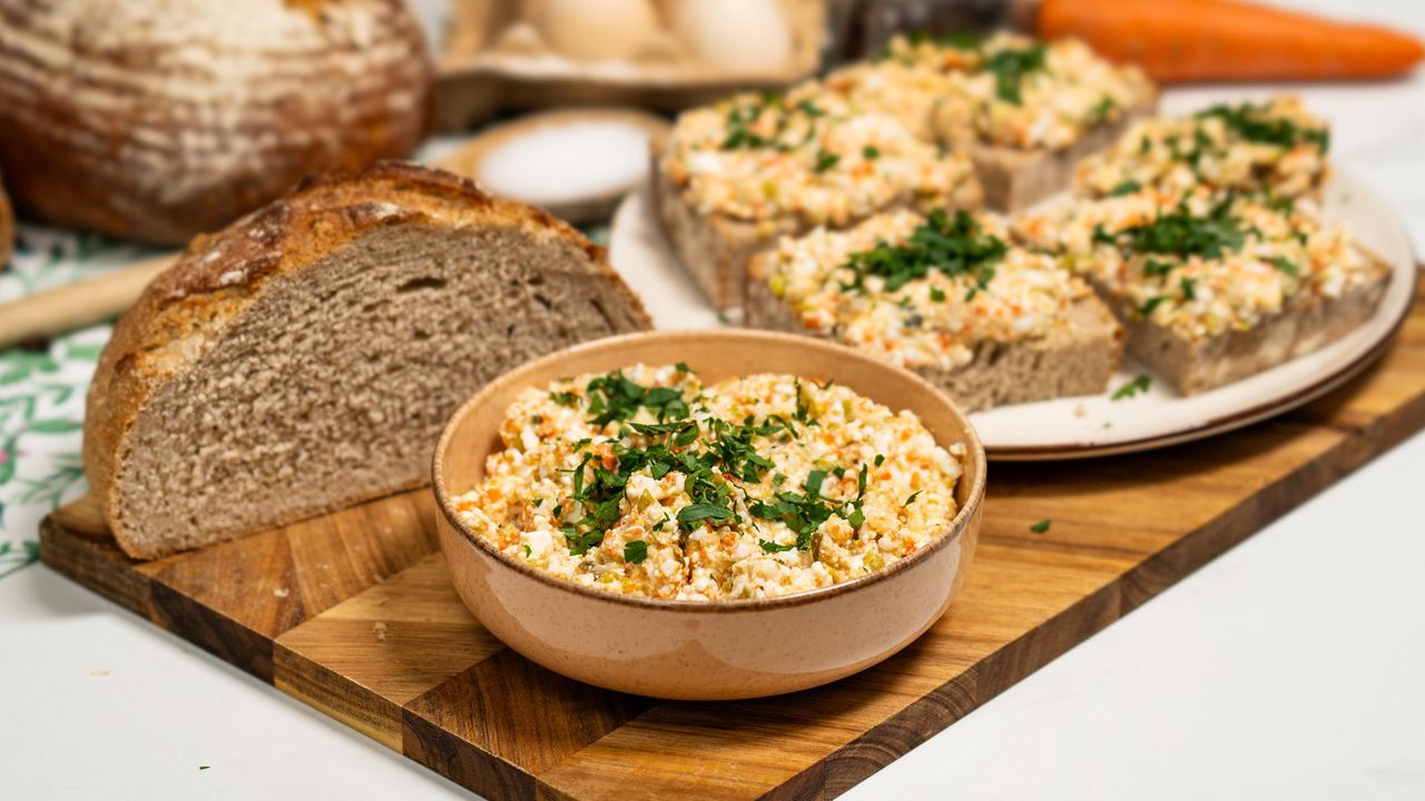 Najlepsza pasta kanapkowa. Smakuje jak sałatka jarzynowa w wersji śniadaniowej