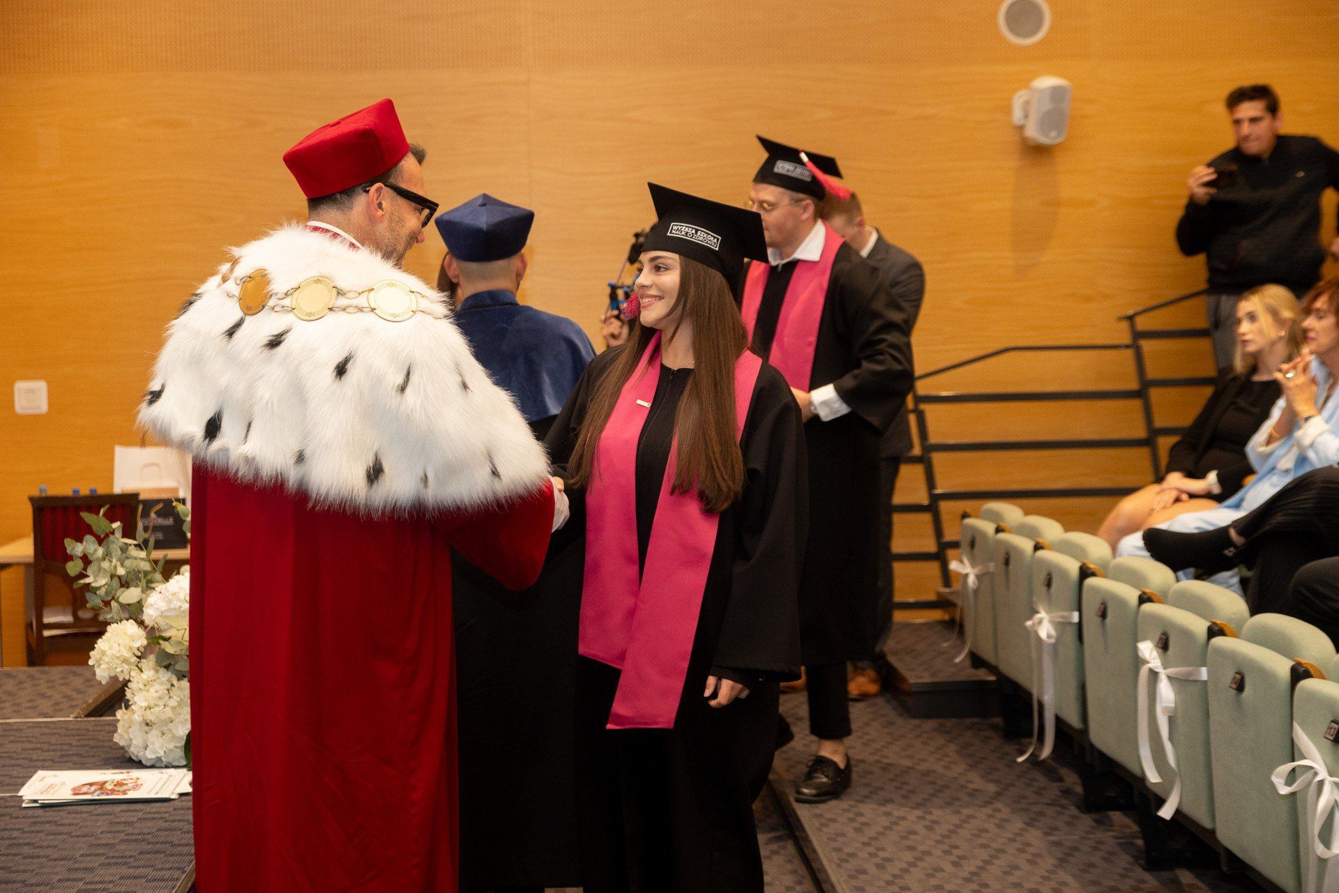 Jako pierwsi rok akademicki 2025/2025 zainaugurowali studenci pielęgniarstwa. Uroczystość rozpoczęła się od przemówień dra n. med. Pawła Rajewskiego, JM Rektora, prof. WSNoZ, MBA oraz ks. dra hab. Grzegorza Chojnackiego, prorektora ds. Nauki i Spraw Studenckich. Po immatrykulacji (przyjęcia w poczet studentów uczelni) wykład inauguracyjny wygłosiła mgr Katarzyna Wiśniewska, Prodziekan Kierunku Pielęgniarstwo.