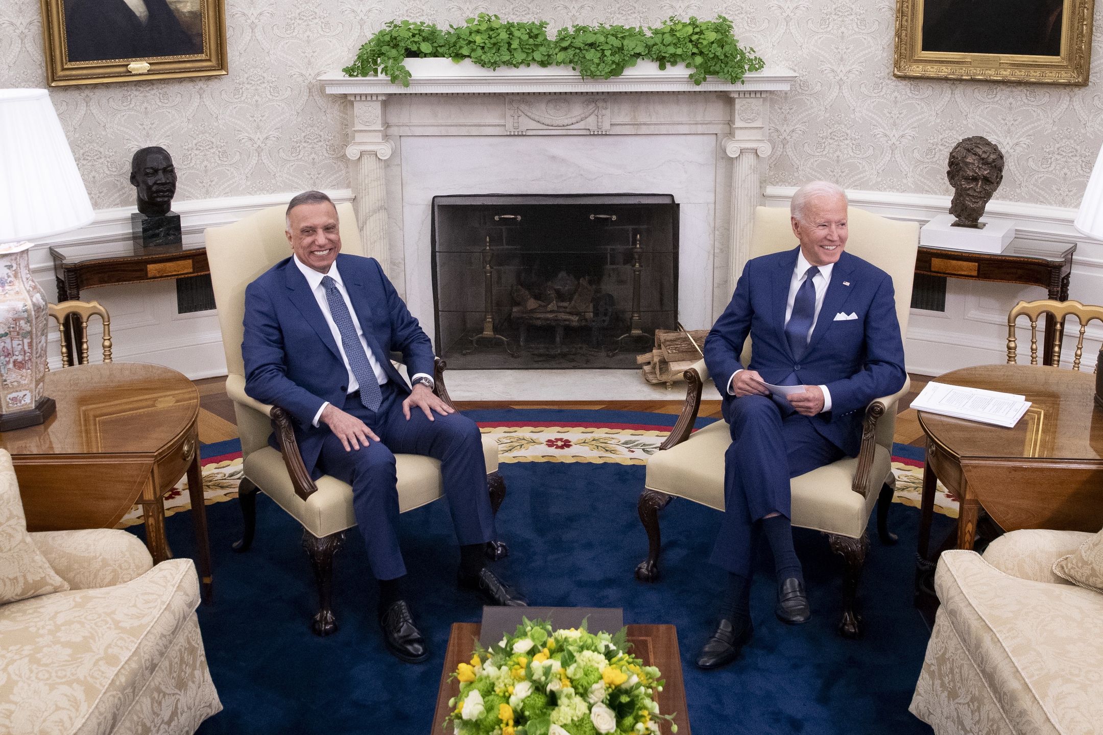 epa09368338 US President Joe Biden (R), meets Mustafa Al-Kadhimi, Iraq's prime minister, in the Oval Office of the White House in Washington, DC, USA, on 26 July 2021. Biden and Al-Kadhimi plan to announce that the American combat mission in Iraq will be over by the end of the year though the US is expected to continue having a military presence on the ground.  EPA/Tom Brenner / POOL Dostawca: PAP/EPA.