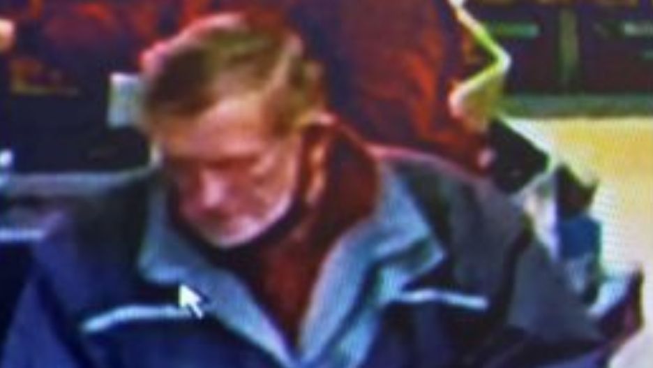Być może ktoś rozpozna tego mężczyznę, którego poszukuje policja ze stołecznej Białołęki. Najprawdopodobniej korzystał z cudzej karty płatniczej (Policja)