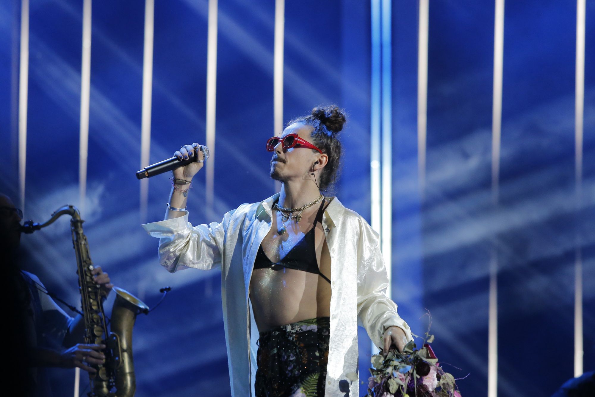 Bosy Michał Szpak w staniku na Earth Festival