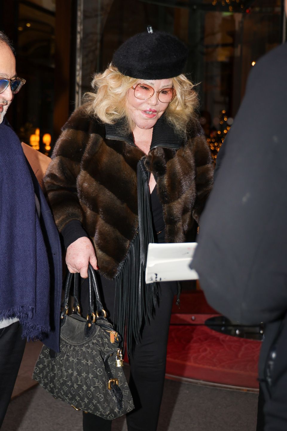 "Kobieta Kot" opuszcza hotel z wyraźnie młodszym narzeczonym