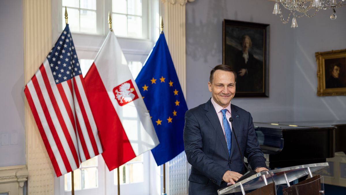 Waszyngton, USA, 24.02.2024. Minister spraw zagranicznych Radosław Sikorski (na zjeciu} odznaczył odznaką Bene Merito weterana armii generała Władysława Andersa i walk pod Monte Cassino pułkownika Romualda Lipińskiego w ambasadzie RP w Waszyngtonie, 24 bm. (ad) PAP/Konrad Laskowski/MSZHANDOUT EDITORIAL USE ONLY NO SALES ***Zdjęcie do depeszy PAP pt. Sikorski: wojna na Ukrainie jest w impasie, ale zmienić to może decyzja Kongresu USA***