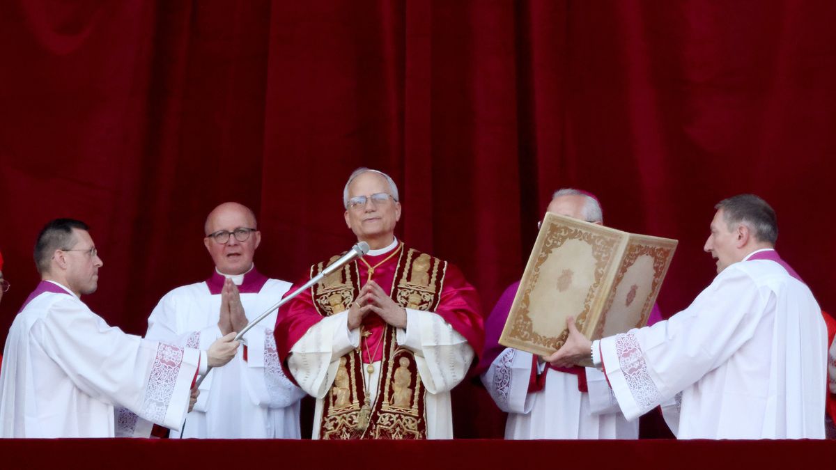 VATICAN CITY, VATICAN - MAY 08: Newly elected Pope Leo XIV, Robert Prevost addresses the crowd on the main central loggia balcony overlooking St Peter's Square on May 08, 2025 in Vatican City, Vatican. White smoke was seen over the Vatican early this evening as the Conclave of Cardinals took just two days to elect Cardinal Robert Francis Prevost, who will be known as Pope Leo  (Leone)  XIV, as the 267th Supreme Pontiff after the death of Pope Francis on Easter Monday. (Photo by Franco Origlia/Getty Images)
