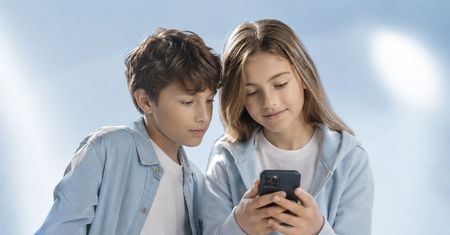 Smartfon zamiast konsoli – jak naprawdę grają polskie dzieci? Zaskakujące wyniki badania Komputronik