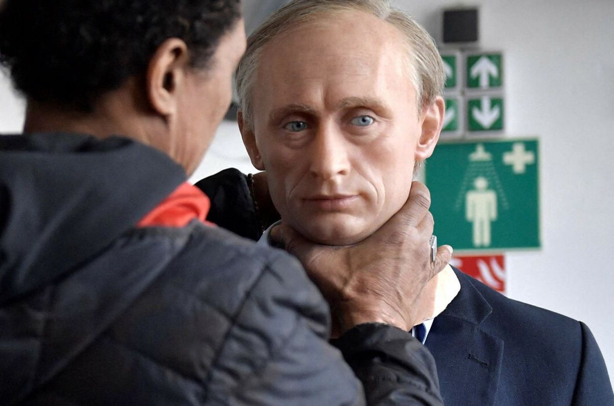 Demontaż woskowej figury Putina w muzeum Grevin 