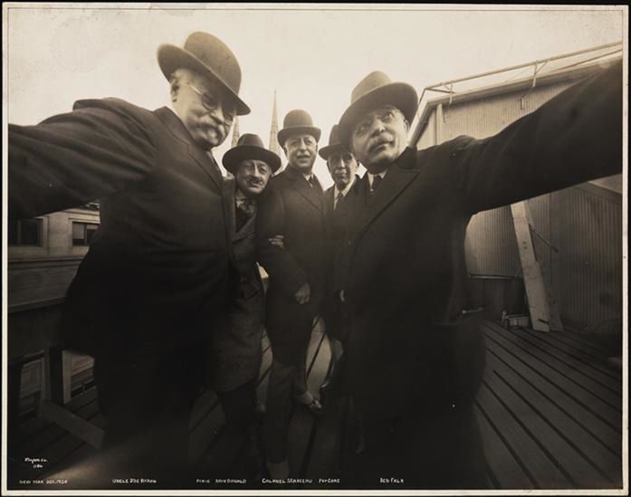 Prawdopodobnie pierwsze selfie na świecie wykonane w 1920 roku przedstawia fotografów ze studia the Byron Company, które działało w Nowym Jorku od 1892 roku.