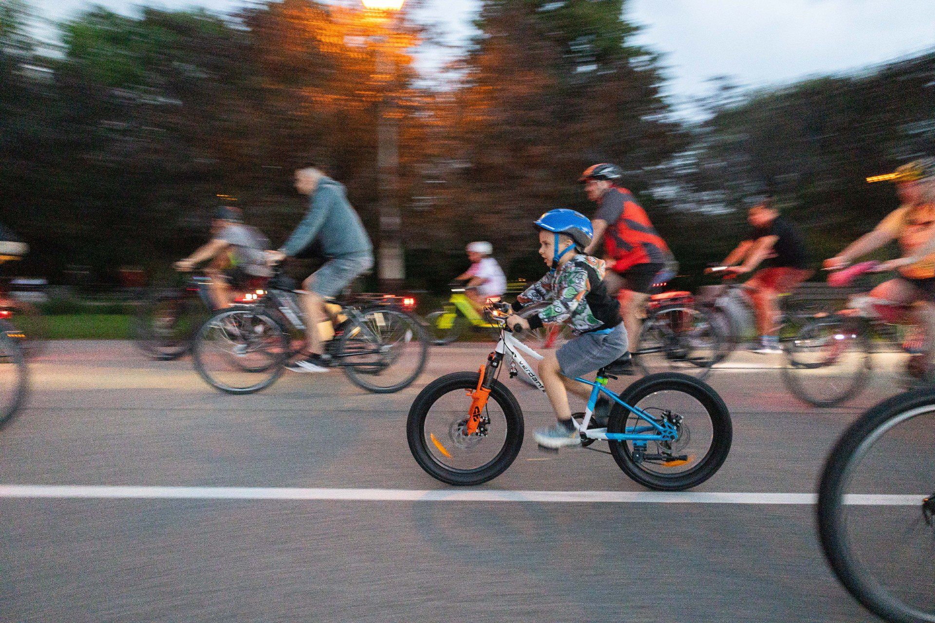 Nocna Parada Rowerowa wystartowała w deszczu, inaugurując trzydniowe święto rowerzystów w Rzeszowie.