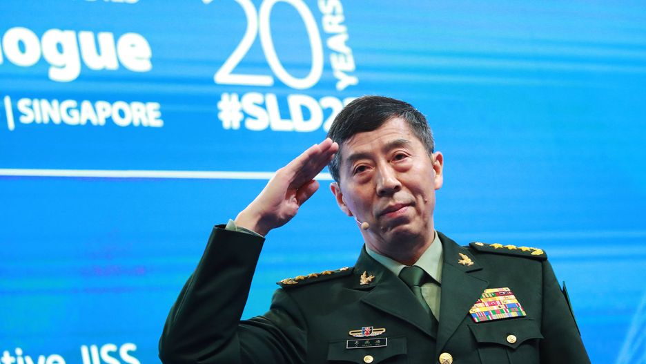 Li Shangfu, minister obrony Chin, zakończył przemówienie salutem