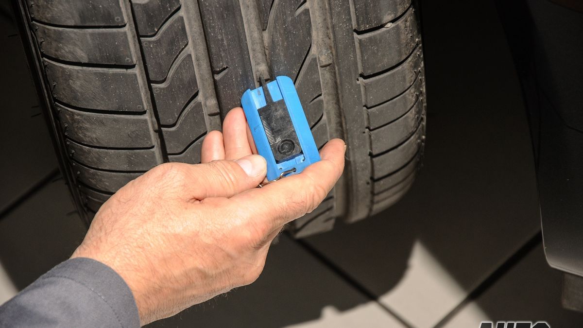 Dobrze regularnie kontrolować stan bieżnika naszych opon