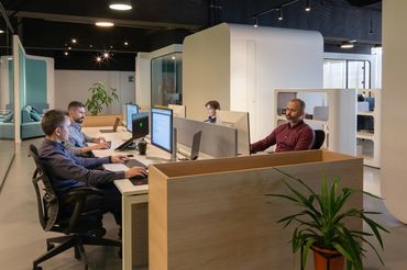 Młodych dziennikarzy jest coraz mniej. 