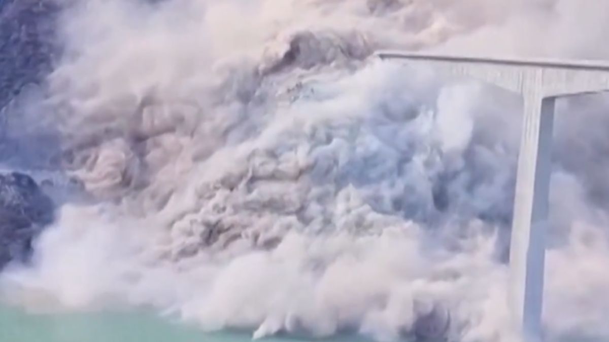 Nowo otwarty most runął do wody 