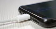 Ładujesz telefon w nocy? Sprawdź, dlaczego lepiej tego nie robić