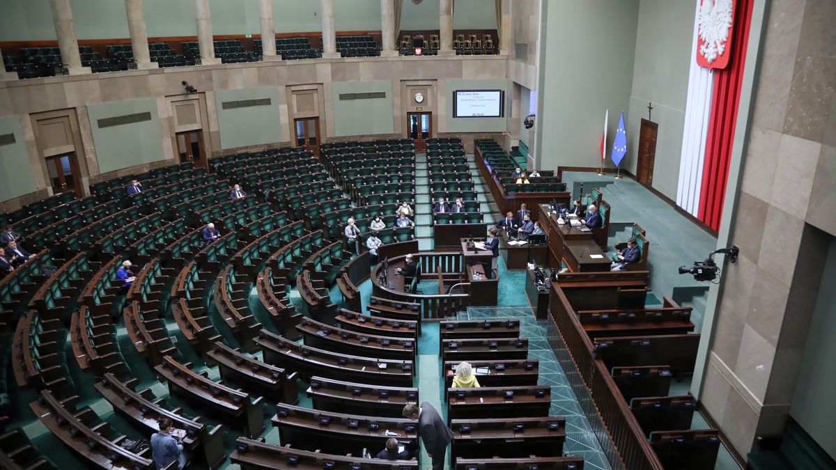 Warszawa, 17.09.2021. Minister rodziny i polityki społecznej Marlena Maląg (C) na sali plenarnej niższej izby parlamentu, 17 bm. w Warszawie. W trzecim dniu posiedzenia Sejmu posłowie rozpatrzą m.in. rządowy projekt ustawy o rodzinnym kapitale opiekuńczym i będą głosować nad poprawkami Senatu do kilku ustaw, w tym do noweli ustawy o wynagrodzeniu osób zajmujących kierownicze stanowiska państwowe. (amb) PAP/Wojciech Olkuśnik