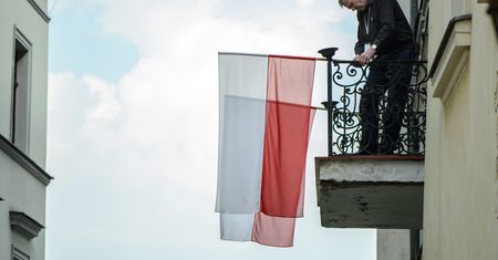 Jak wywiesić flagę Polski? Nieuwaga może skutkować mandatem