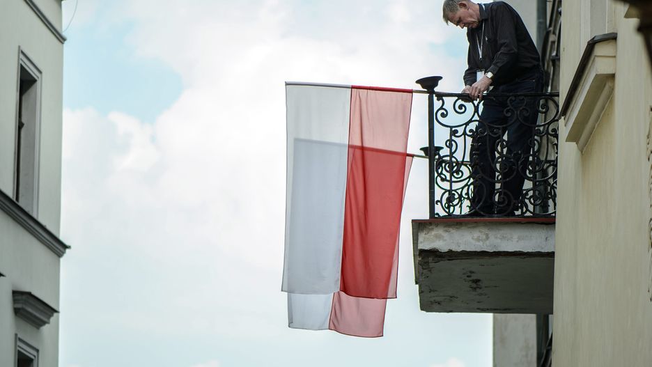 Jak wywieszać flagę państwową? Barwy umieszczone na niej są jednym  z symboli narodowych