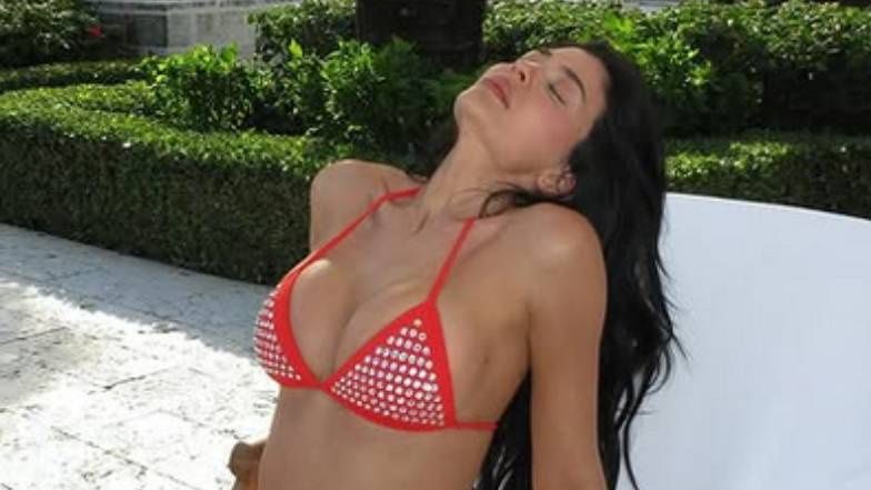 Kylie Jenner pręży się w skąpym bikini za 21 tys. zł