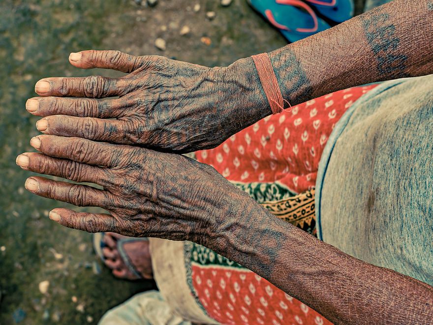 Zdjęcia ostatnich żyjących wytatuowanych kobiet z plemienia Tharu pokazują przemiany Nepalu 14