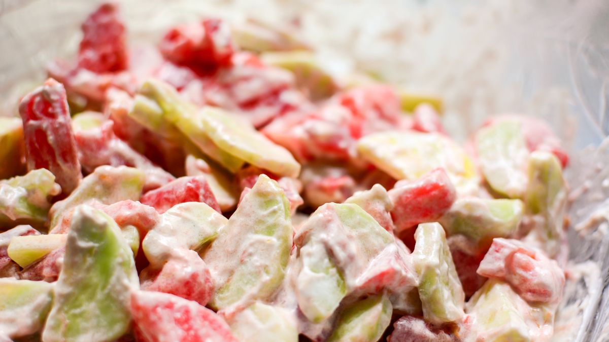 Sałatka z kabanosem, papryką i ogórkiem