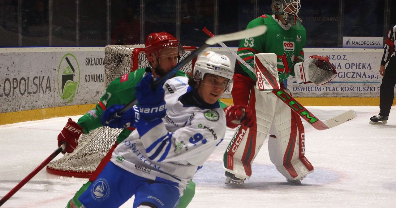W meczu Unii Oświęcim przeciwko Zagłębiu Sosnowiec znów zdecydował atut własnego lodowiska. Lider został rozbity w hali przy Chemików 4