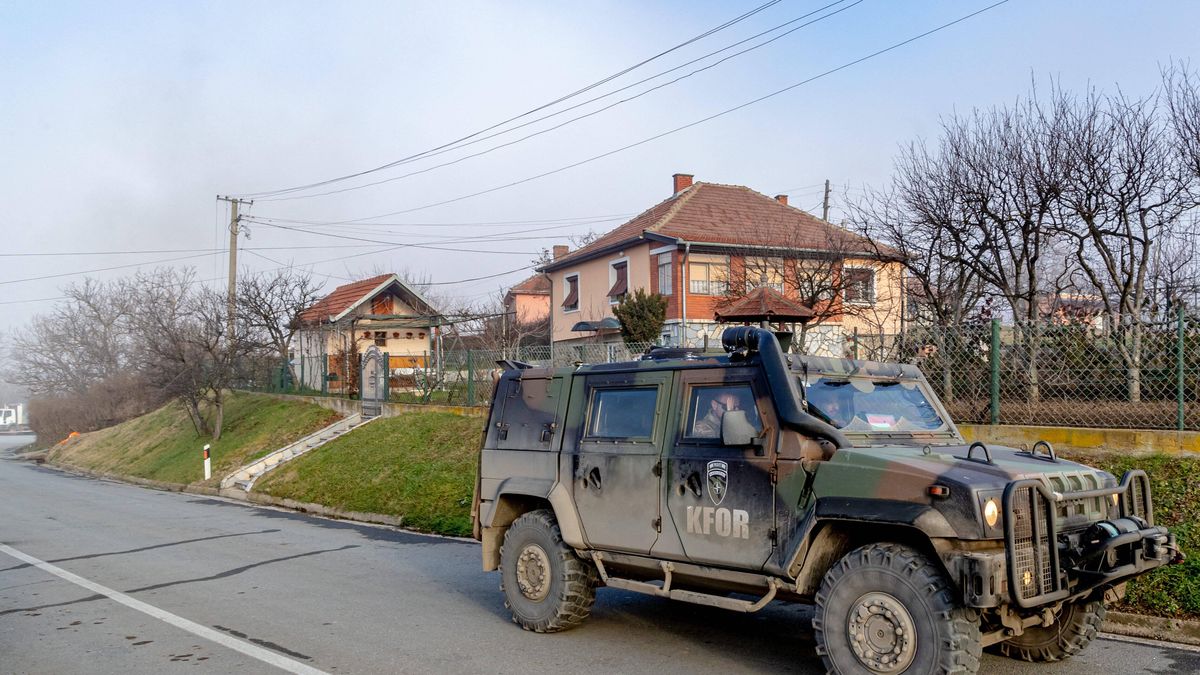 Samochód misji KFOR w Kosowie - zdjęcie ilustracyjne