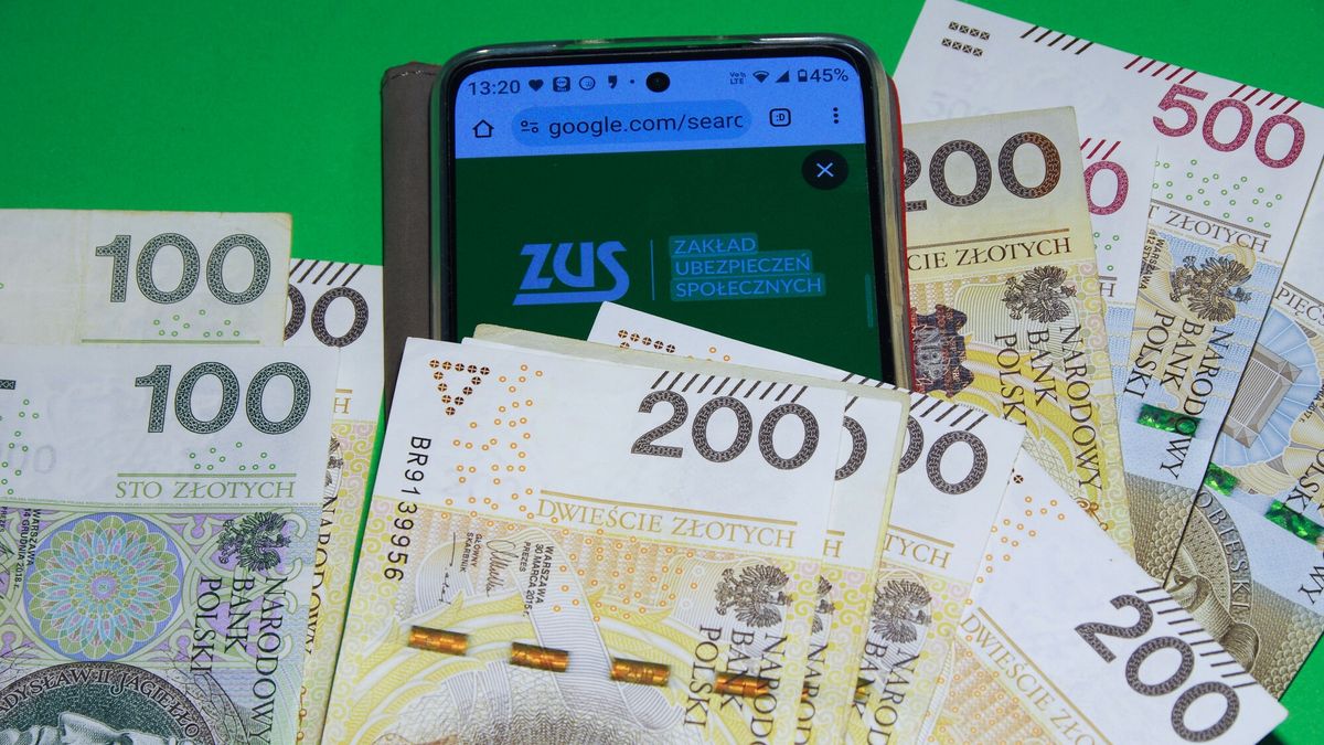 Stock Marek Bazak
Fot. Zofia i Marek Bazak/East News,  N/z ZUS w smartfonie i banknoty
ZOFIA BAZAK