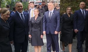 Karol i Marta Nawroccy dotarli do Nowego Jorku. Pierwsza dama dotrzymywała kroku mężowi w ELEGANCKIM płaszczu (ZDJĘCIA)