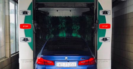 Mycie auta służbowego - czy jest dozwolone? Zapytaliśmy o to policjanta