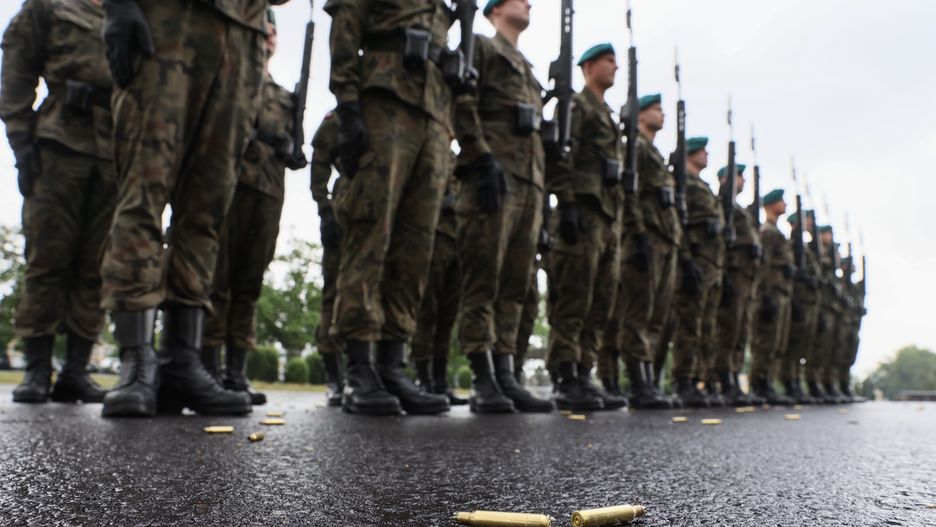 Warszawa, 25.07.2024. Pokaz defilady Pułku Reprezentacyjnego Wojska Polskiego w siedzibie jednostki w Warszawie, 25 bm. Ćwiczenia musztry odbywają się w związku ze zbliżającym się świętem Wojska Polskiego, obchodzonym 15 sierpnia. (amb) PAP/Leszek Szymański