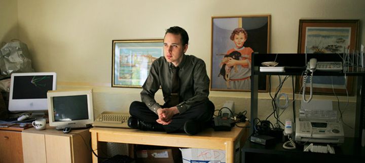 Adrian Lamo w swoim pokoju w domu rodziców podczas odsiadywania wyroku w areszcie domowym.
