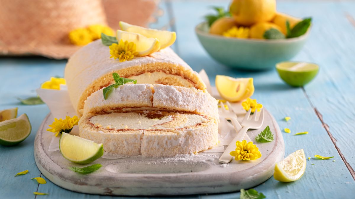 Domowa rolada to świetny pomysł na rodzinne imprezy. 