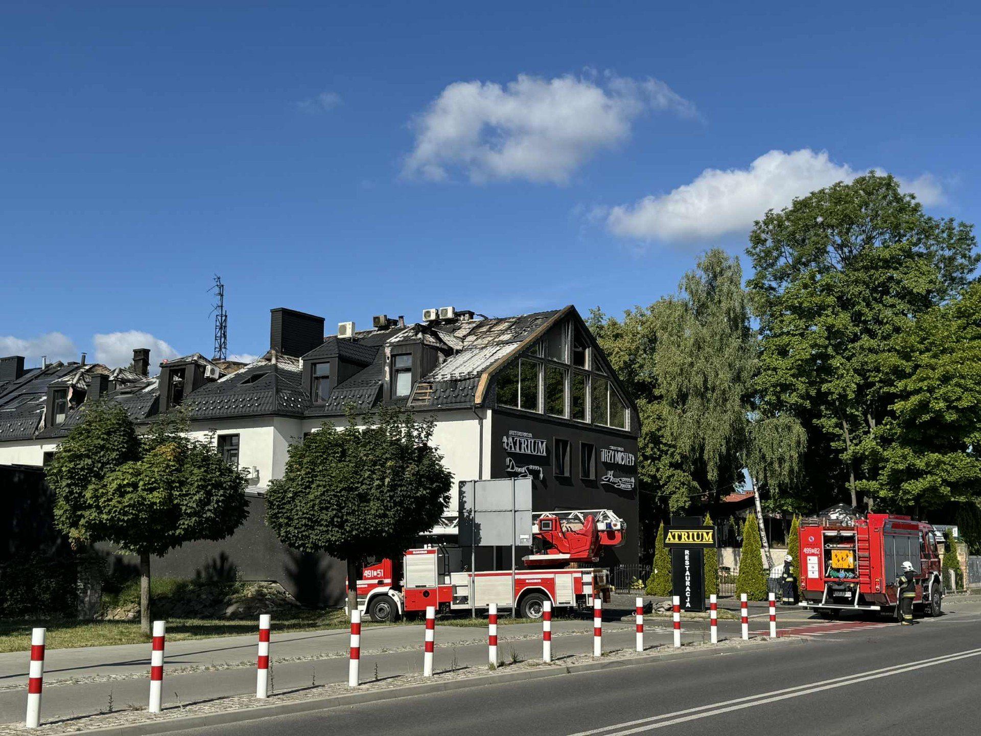 Hotel Senator w Starachowicach po pożarze, do którego doszło w sobotę, 16 sierpnia. W niedzielę trwała rozbiórka dachu. 