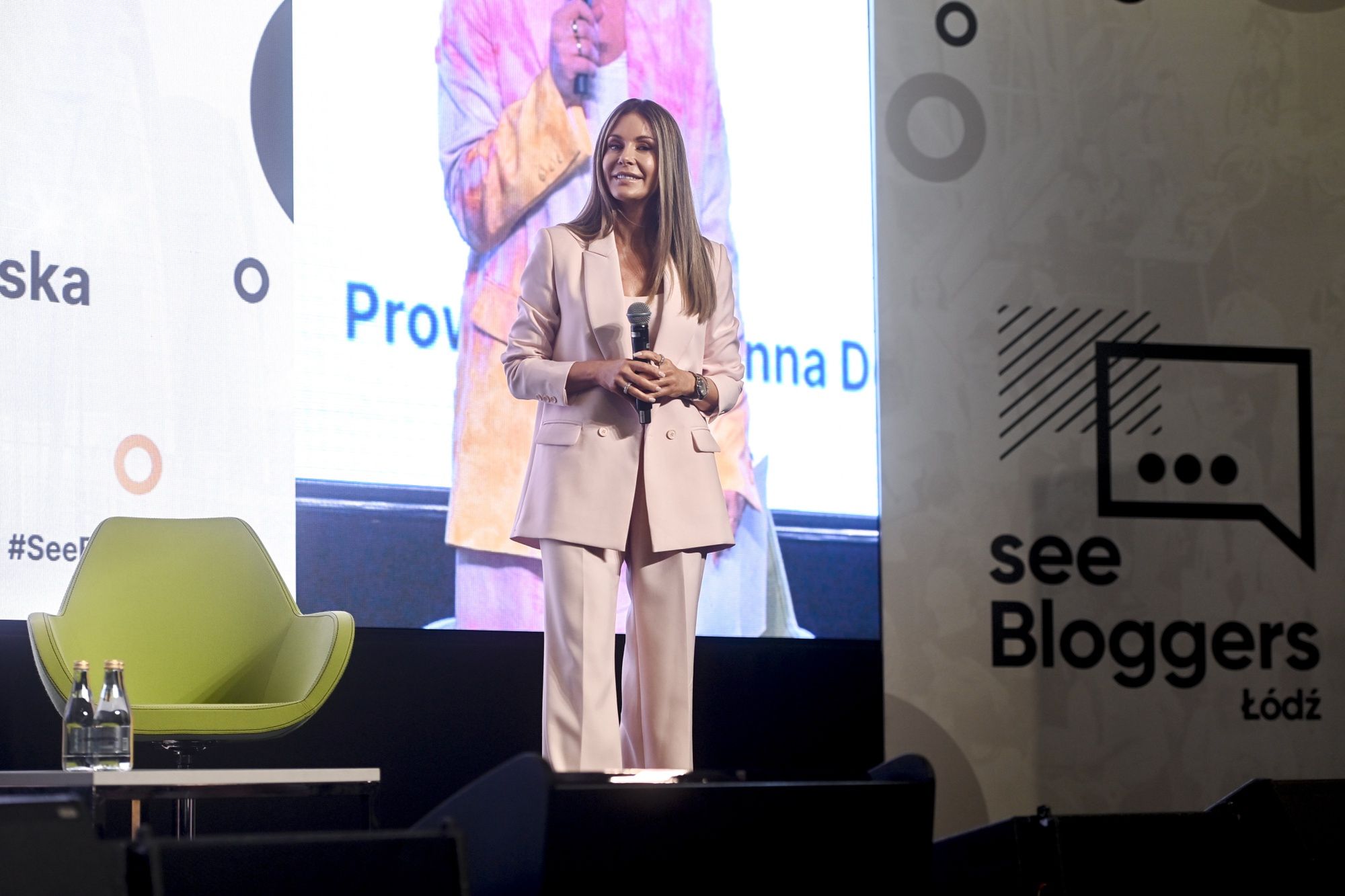 Prelegentka Małgorzata Rozenek oddaje się celebryckim obowiązkom podczas See Bloggers 2022 