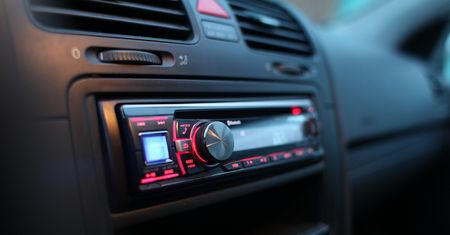 Radio w samochodzie zniknie przez elektryki. Twoje też?