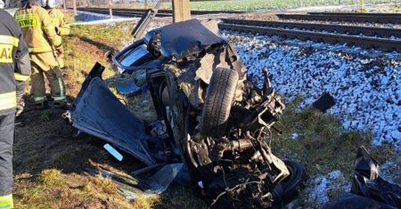 Auto osobowe zderzyło się z pociągiem. W akcji śmigłowiec LPR