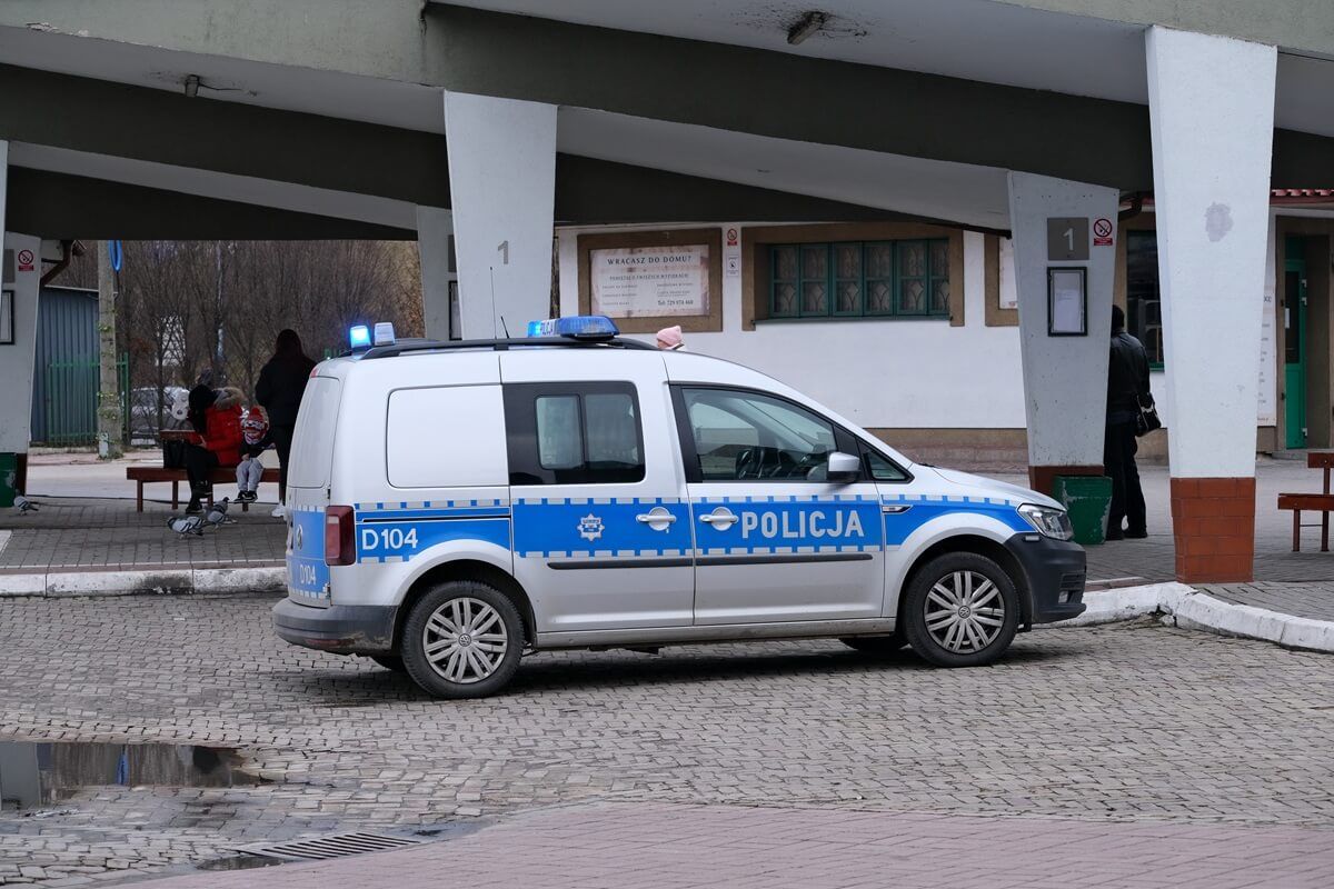 Policyjny radiowóz na dworcu PKS przy al. Tysiąclecia w Lublinie